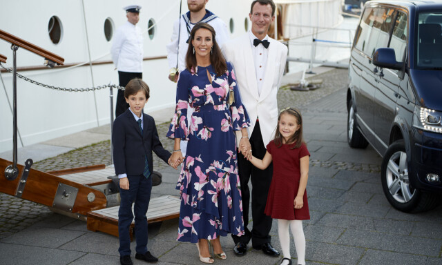 PÅ FLYTTEFOT - IGJEN: Prins Joachim og resten av familen er nå tilbake i Paris - og utelukker ikke at de blir værende i Frankrike når prinsen har gjennomført utdanningen i juni. Foto: NTB Scanpix PÅ FLYTTEFOT - IGJEN: Prins Joachim og resten av familen er nå tilbake i Paris - og utelukker ikke at de blir værende i Frankrike når prinsen har gjennomført utdanningen i juni. Foto: NTB Scanpix